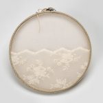 Στεφανοθήκη μισή δαντέλα με λουλούδια